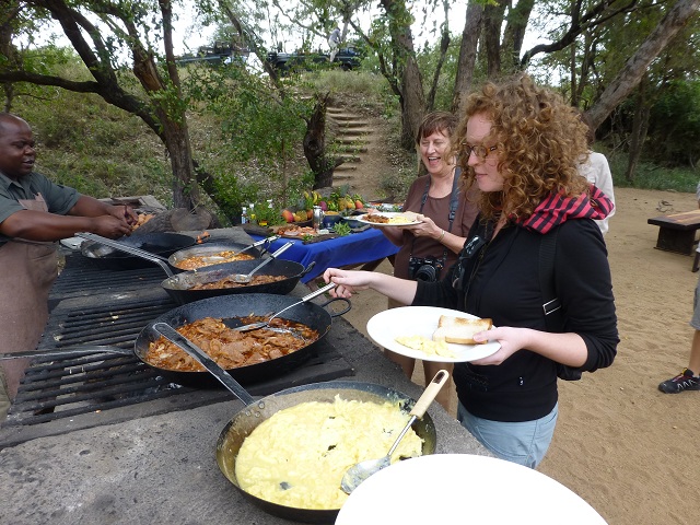 Marnie and Brianna serve themselves directly from the fry pans (as does everyone else). Photo by FG.