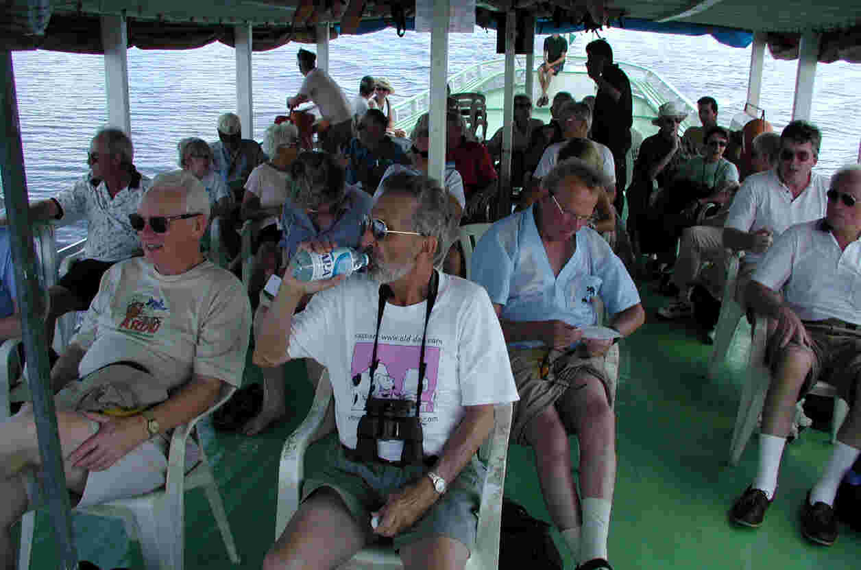 Weary but happy tourists returning to Manaus.  Photo by FCG.