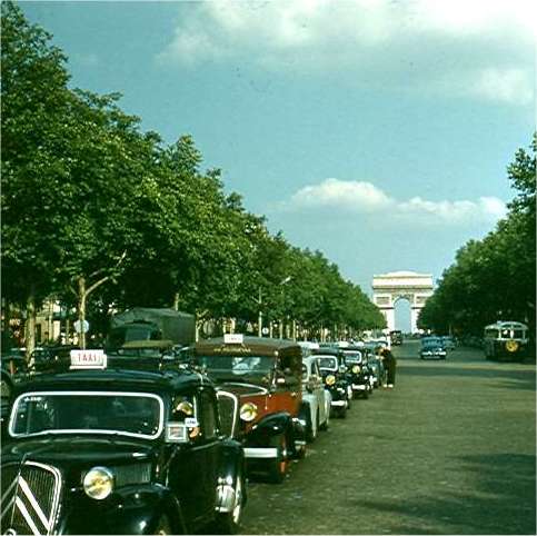 Cars line up for a traffic light on the Champs-Elysées. Photo by FG.