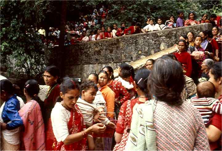 There must have been hundreds of people lined up to make an offering or to have their animal sacrefices. Photo by FG.