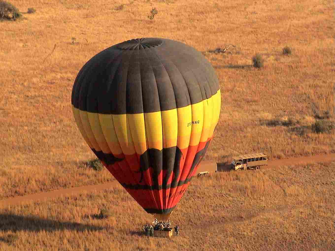 From 'our' balloon we watch as the accompanying balloon touches down. Photo by FG.