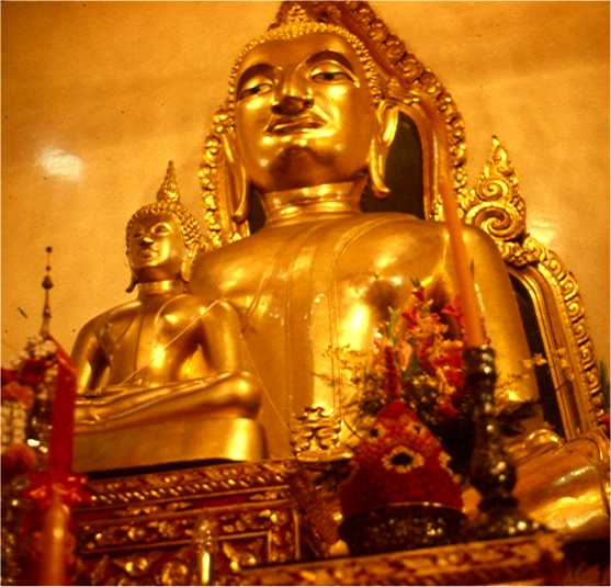 Buddha statues are all over the place. Photo by FG.